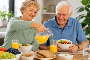 Idosa durante refeição saudável com alimentos variados e nutritivos