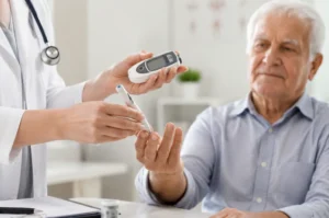 Pessoa idosa em acompanhamento médico para controle do diabetes na terceira idade