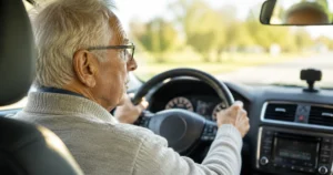 Idoso dirigindo carro durante avaliação de sua capacidade para continuar ao volante com segurança